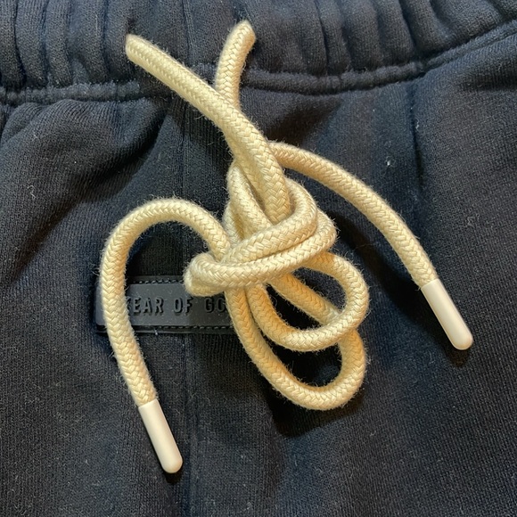 Fear of god essentials 2023 jet black sweat shorts - Picture 6 of 8